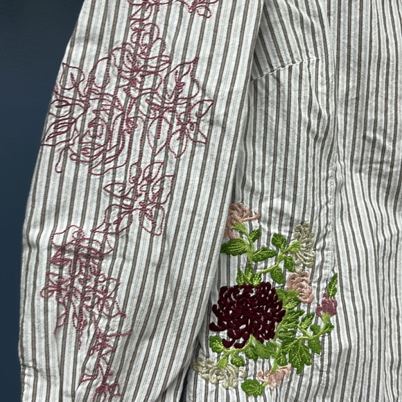 Floral shirt with buttons and longs sleeves - Picture 3 of 6